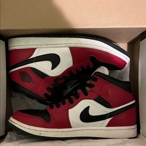 Mens Jordan 1 Mid.
Chicago Black Toe.

• EU Size: 41
• US Size: 8